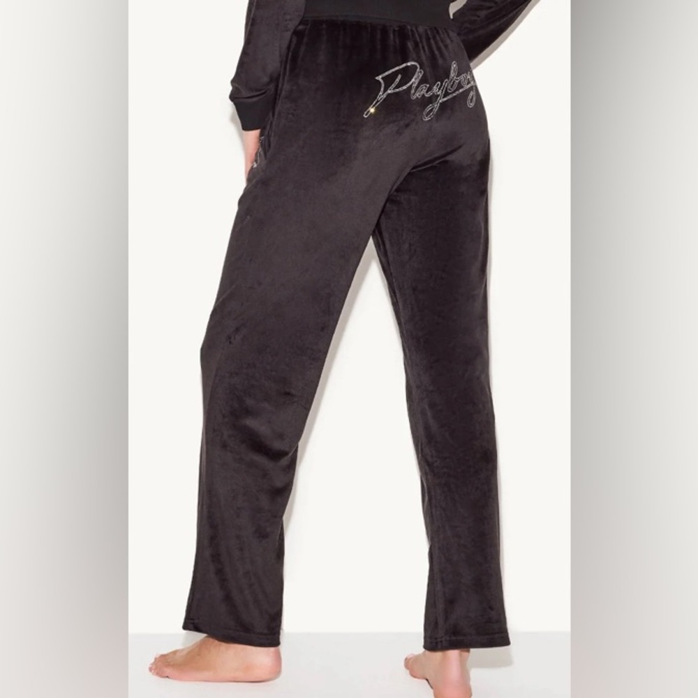 That’s hot! Iconic velour pants with the even more iconic bunny!
